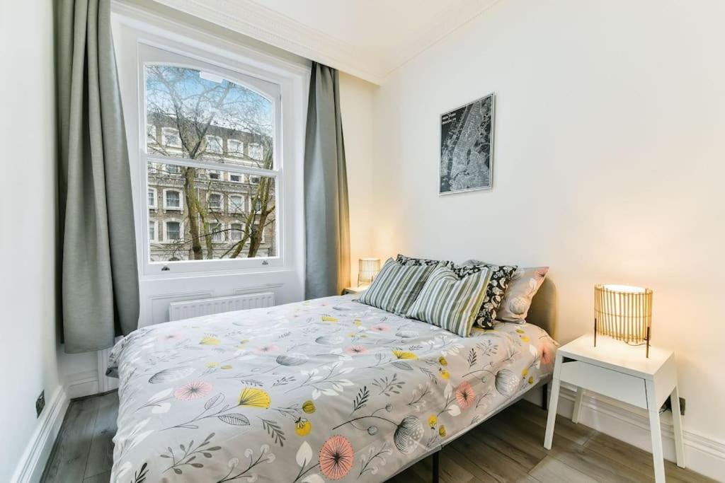 Knightsbridge Stylish Two Bedroom Apartment Лондон Екстериор снимка