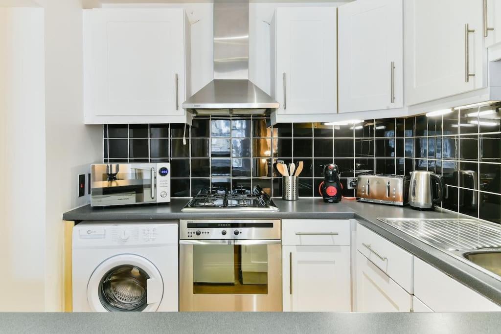 Knightsbridge Stylish Two Bedroom Apartment Лондон Екстериор снимка