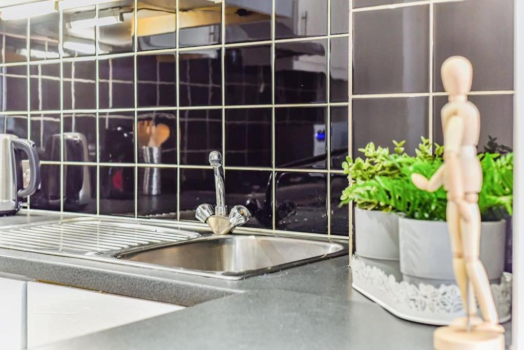 Knightsbridge Stylish Two Bedroom Apartment Лондон Екстериор снимка