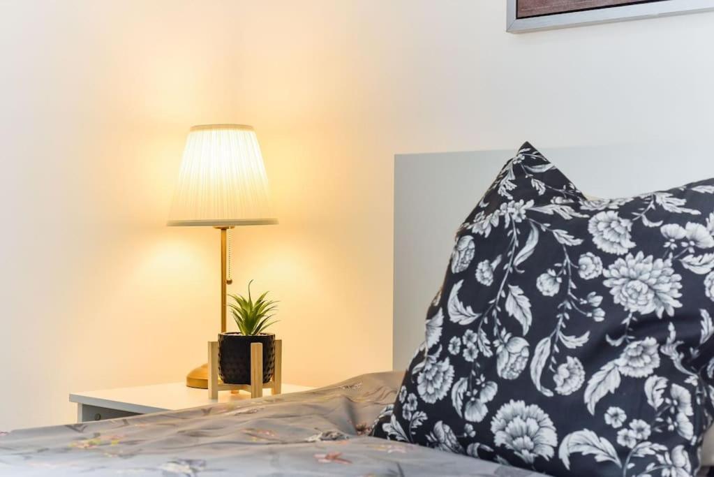 Knightsbridge Stylish Two Bedroom Apartment Лондон Екстериор снимка
