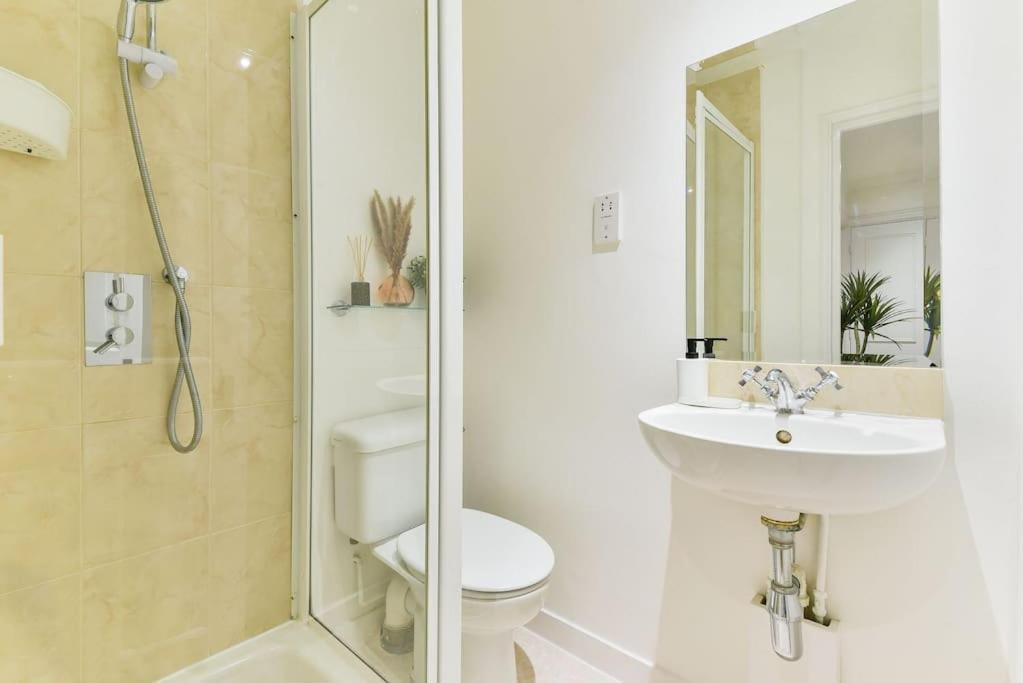 Knightsbridge Stylish Two Bedroom Apartment Лондон Екстериор снимка